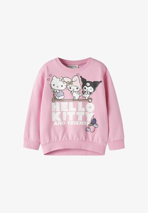 Różowa bluza z Hello Kitty i dwoma przyjaciółmi jeżdżącymi na hulajnodze, z tekstem "Hello Kitty and Friends" i małymi ilustracjami owoców.