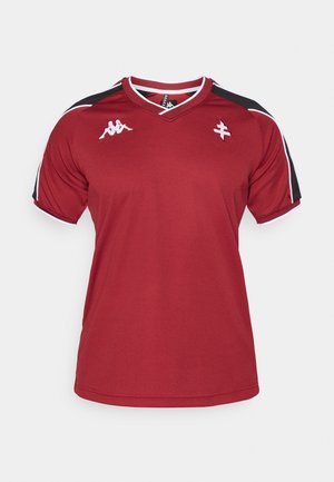 Rotes Sporttrikot mit V-Ausschnitt, kurzen Ärmeln, schwarzen Akzenten und weißer Borte. Verfügt über Logos auf der Brust und Seite, gefertigt aus atmungsaktivem Material.