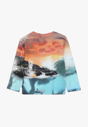 Langærmet skjorte med et levende havmotiv med bølger, klipper og hajer. Fremstillet af blødt stof med et multifarvet fotografisk tryk.