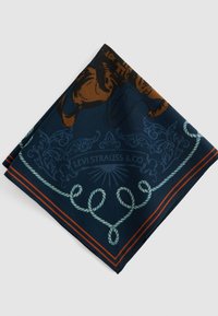 Bufanda azul marino plegada con ilustración de un caballo marrón, borde con diseño de cuerda y suave logo de Levi Strauss & Co. en el centro.