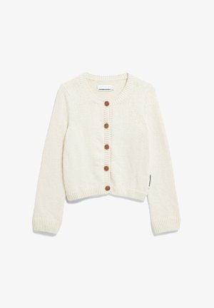 Cremfarbener, verkürzter Cardigan aus grob gestricktem Material. Mit Rundhalsausschnitt, Knopfverschluss mit braunen Knöpfen und gerippten Bündchen.