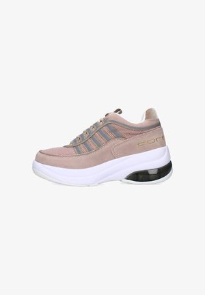 Scarpe sportive rosa chiaro realizzate in materiali mesh e suede, con strisce grigie, una suola bianca spessa e un accento nero sul tallone.
