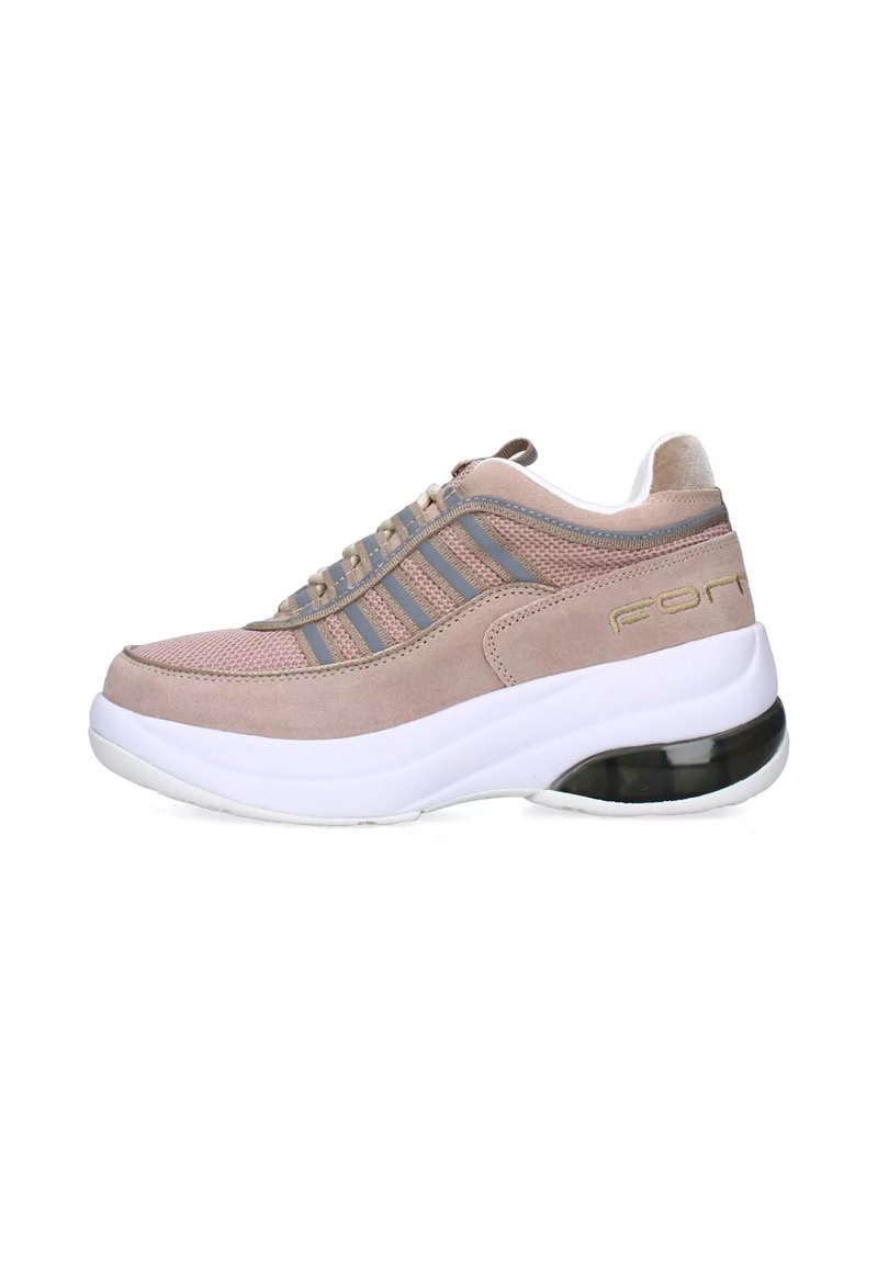 Scarpe sportive rosa chiaro realizzate in materiali mesh e suede, con strisce grigie, una suola bianca spessa e un accento nero sul tallone.