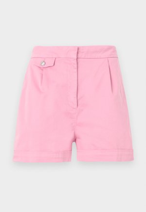 Rózsaszín pamut rövidnadrág lapos elülső résszel, diszkrét redők és egyetlen gomb részletével a derékrészen. Hajtott szegély a nadrág szárain.