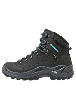 Schwarzer hoher Wanderschuh mit türkisfarbenen Schnürsenkeln, langlebiger Sohle, Metallösen und wasserdichtem Gore-Tex-Futter, mit Lowa-Logo an der Seite.