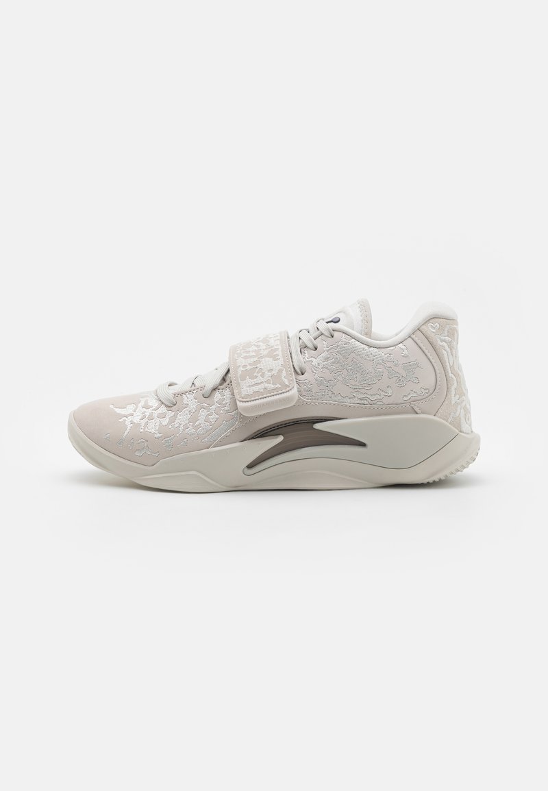 Jasnoszare sneakersy z teksturowaną cholewką z subtelnym wytłoczonym wzorem. Zawierają ukośny pasek na przodzie i gumową podeszwę.