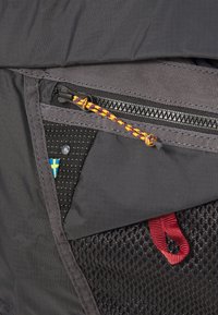 Klättermusen GRID MESSENGER BAG UNISEX - Soma ar siksnu pāri ķermenim - raven