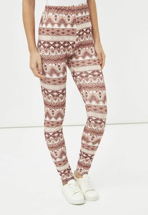 Leggings de colores multicolores con un diseño geométrico en tonos de burdeos, crema y marrón, con una cinturilla elástica.