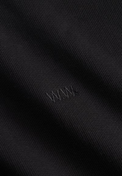 Teren negru din material textil cu o țesătură texturată, având literele brodate "WWW" cu un fir întunecat subtil.
