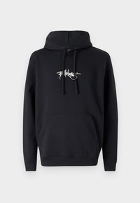 Crna dukserica s kapuljačom, prednjim džepom i bijelim grafičkim natpisom na prsima. Izrađena od mekanog materijala od pamuka.