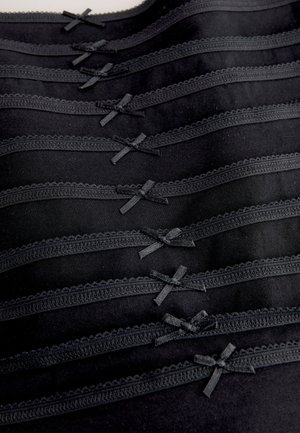 Juoda apatinė apranga su subtiliais nėriniais ir satino kaspin�ėliais, sluoksniuota horizontaliomis eilėmis, demonstruojanti lygią audinio tekstūrą ir pastovų raštą.