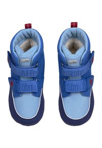 Bottes bleues avec une combinaison de matériaux texturés ; dotées de bandes velcro, de cols rembourrés et d'accents rouges. Intérieur doublé de tissu doux.