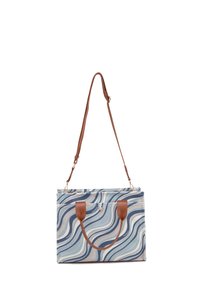 Sac fourre-tout rectangulaire avec motif ondulé bleu, gris et blanc, doté de poignées en cuir marron et d'une bandoulière réglable.