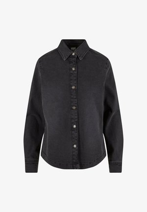 Sort denimskjorte med lange ærmer, kraveudskæring, knaplukning foran og buet kant. Har sølvknapper og kontrastsyninger.