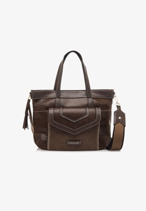 Braune Lederhandtasche mit zwei Griffen und einem abnehmbaren Tragegurt. Sie hat ein strukturiertes Panel und eine Vorderasche mit kontrastierenden Nähdetails.