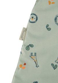 Baumwollstoff mit hellgrünem Hintergrund, der Tierillustrationen und Blattmuster in marineblau, orange und gelben Tönen zeigt. Etikett sichtbar.