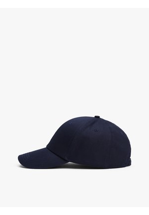 Navy blå baseballkasket lagt på siden med buet kasket og syede ventilationsøjer på en hvid baggrund.