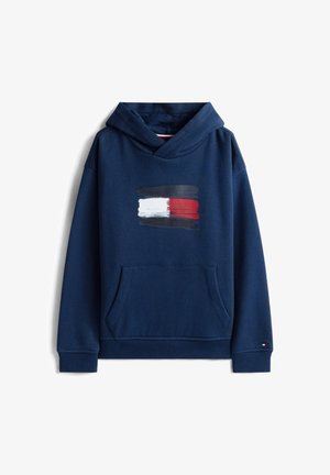 Navy blauwe hoodie van een katoenmix, met een voorzak en een verfstrepenontwerp in rood, wit en zwart over de borst.
