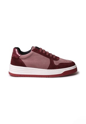 Rosa und burgunderfarbene Sportschuh aus strukturiertem Leder und Wildleder, mit weißer Sohle und runden Schnürsenkeln, und einem schwarzen Innenfutter.
