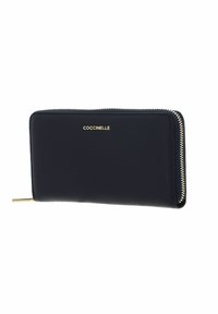 Portafoglio in pelle blu con cerniera e logo dorati. Presenta una texture liscia e una forma rettangolare con un profilo sottile e bordi arrotondati.