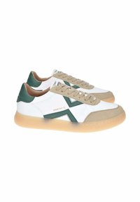 Sneaker sportive bianche e beige con accenti verdi, sovrapposizioni testurizzate e suola in gomma. Presentano lacci e dettagli del logo sulla linguetta.