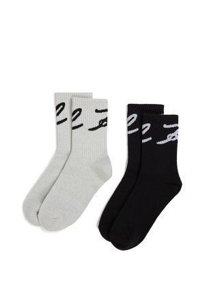 Deux paires de chaussettes côtelées : une grise avec un texte noir et une noire avec un texte gris. Les deux ont une hauteur de cheville et une texture lisse.
