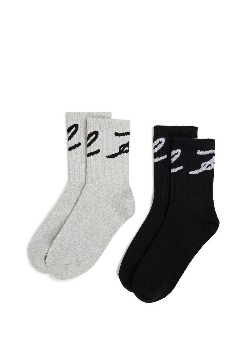 Dos pares de calcetines acanalados: uno gris con texto negro y otro negro con texto gris. Ambos tienen una altura de caña media y una textura suave.
