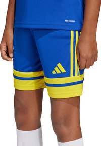 Blaue Sportshorts mit gelben Akzenten, versehen mit drei gelben Streifen am Saum und einem Adidas-Logo am unteren linken Bein.