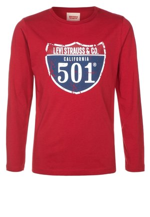 Chemise rouge à manches longues Levi's avec logo bouclier "Levi Strauss & Co. California 501" en blanc et bleu sur la poitrine.