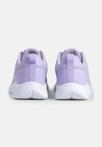 Sneakers a rete viola con suole bianche. Le caratteristiche includono colletto imbottito, linguetta sul tallone rinforzata e dettagli del logo sui lati.