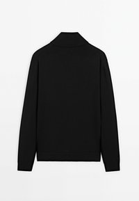 Maglione nero a maglia con colletto alto e maniche lunghe. Presenta polsini e orlo a coste, una texture liscia e un design minimalista.
