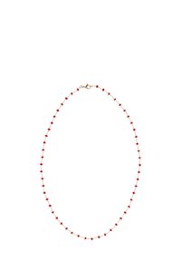 Rød perlekæde med små runde perler, der alters med metalliske accenter, sikret med en klipslås, og har et delikat design.