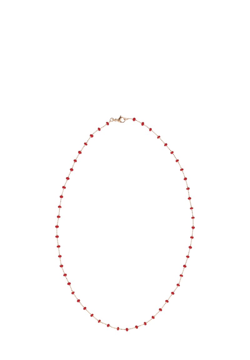 Rød perlekæde med små runde perler, der alters med metalliske accenter, sikret med en klipslås, og har et delikat design.
