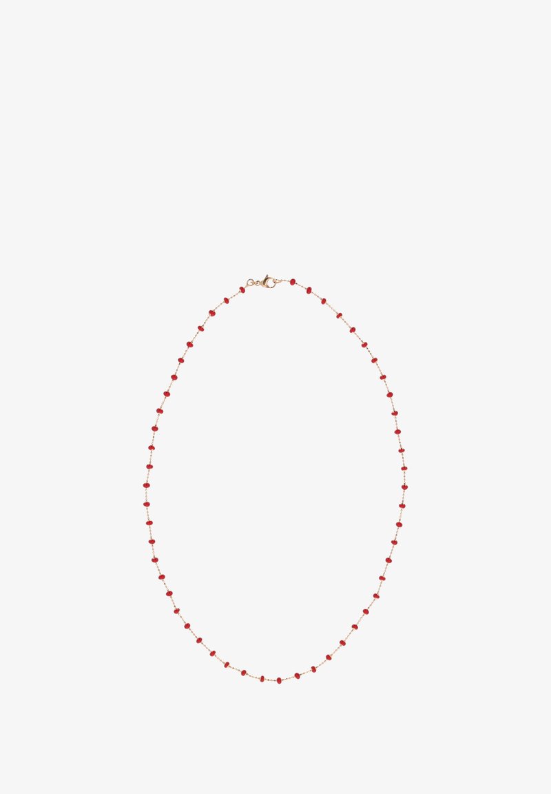 Rød perlekæde med små runde perler, der alters med metalliske accenter, sikret med en klipslås, og har et delikat design.