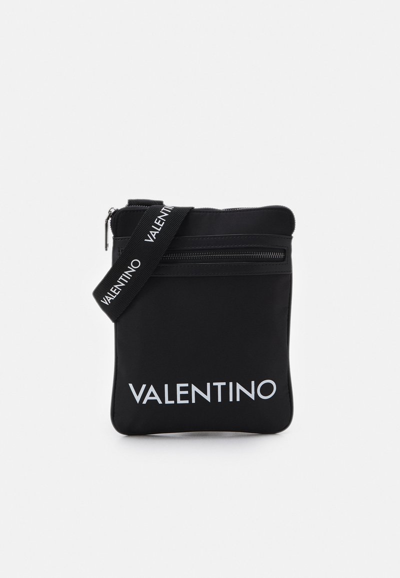 Pochette noire en nylon avec une fermeture éclair, ornée d'une sangle logo et d'un texte 'VALENTINO' blanc contrastant sur le devant. Texture lisse.