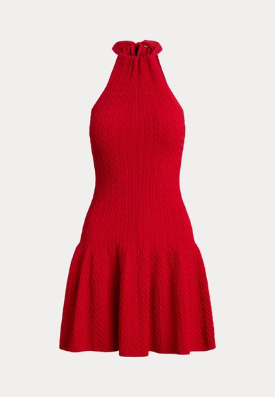 Rochie roșie fără mâneci din tricot cu model cu torsade, guler halter cu detaliu strâns și fustă evazată.