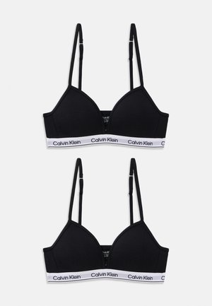 Bralette preto com alças finas ajustáveis, tecido suave, copas triangulares e uma faixa branca com o logótipo da Calvin Klein na parte inferior.