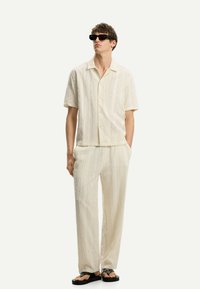 Bershka - WIDE-LEG - Nohavice - white Miniatúrny obrázok 1