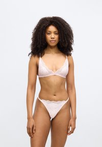 Set de lenjerie roz deschis cu dantelă la margine, model cu inimioare și bretele subțiri reglabile. Material moale și elastic cu o potrivire confortabilă.