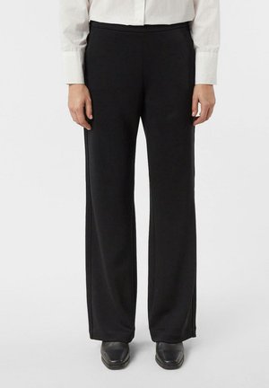 Czarne spodnie o szerokich nogawkach wykonane z gładkiej tkaniny, z wysokim stanem i subtelnymi bocznymi szwami dla dopasowanego wyglądu.