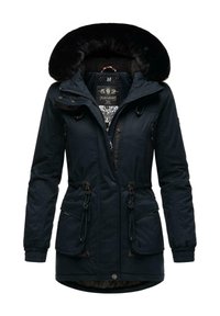 Granatowa pikowana parka z kapturem wyłożonym sztucznym futrem, regulowanymi sznurkami oraz wieloma kieszeniami zapinanymi na zamek i klapę.