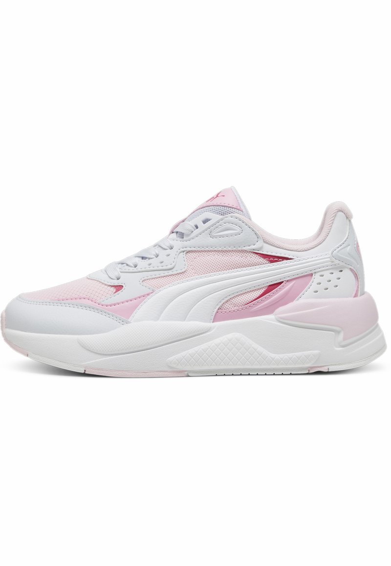 Sneakers o różowo-białym wzorze, z siateczkowymi panelami, wyściełanym kołnierzem, teksturowaną podeszwą i charakterystycznymi akcentami logo.