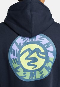 Felpa con cappuccio blu navy che presenta una grande grafica circolare sul retro con forme astratte nei toni del verde, viola e blu.