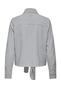 Camicia a maniche lunghe a righe con dettagli di legatura sulla schiena, colletto e tessuto testurizzato in righe verticali grigie e bianche.