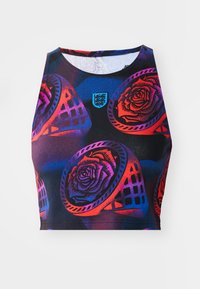 Fargerik avkortet tank topp med et blomsterrose-mønster i rødt og lilla mot en mørk bakgrunn, med rund hals og atletisk passform.