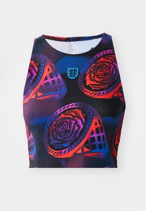 Top corto de colorido con un patrón floral de rosas en rojo y púrpura sobre un fondo oscuro, con cuello redondo y ajuste atlético.