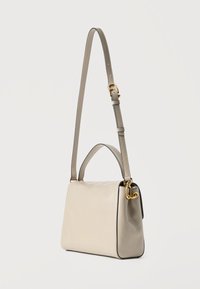 Bež pravokotna torbica z nastavljivim ramenskim trakom, zgornjim ročajem in zlate barve kovinskimi detajli na belem ozadju.
