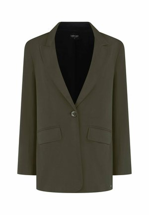 Olijfgroene blazer met één knoop, met ingesneden revers en twee voorzakken met klep, afgebeeld op een effen achtergrond.