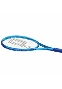 Blauwe tennisracket met blauwe grip en een patroon in de snaren, geïsoleerd op een witte achtergrond.