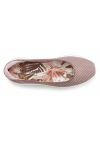 Scarpa slip-on in rete rosa chiaro con una soletta imbottita caratterizzata da un motivo floreale. Suola bianca solida con un design a punta arrotondata.